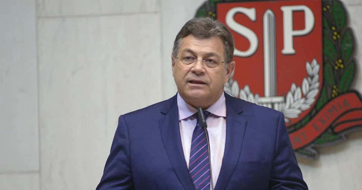 O deputado estadual Emídio de Souza (PT) falando, sério, sem olhar para a câmera, de roupa social azul escura
