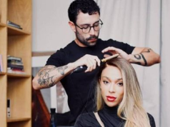 Ronaldo Hass maquiando a deputada Erika Hilton
