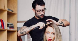 Ronaldo Hass maquiando a deputada Erika Hilton