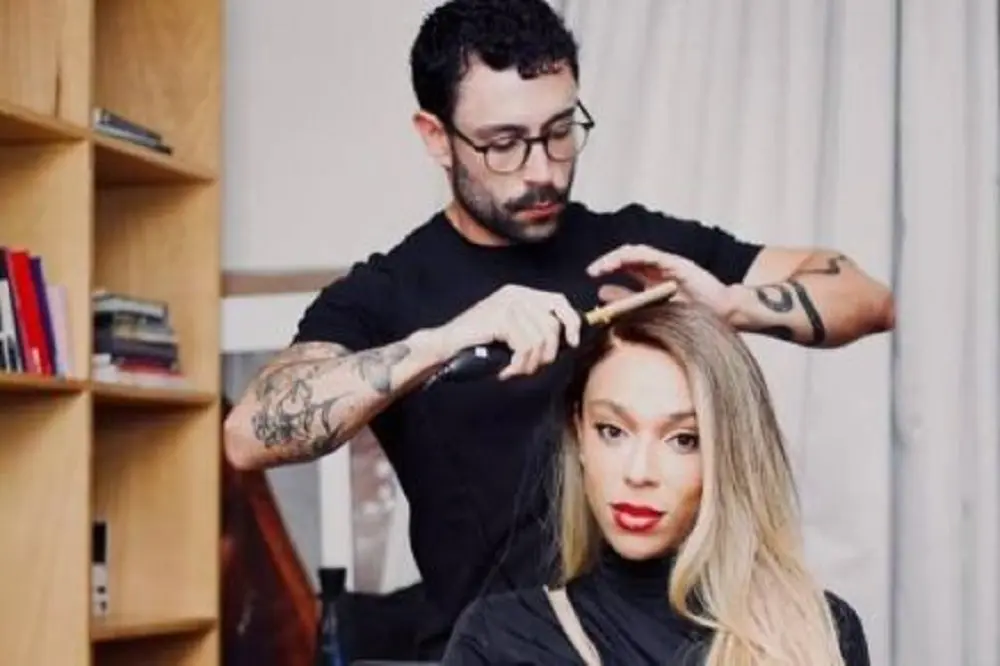 Ronaldo Hass maquiando a deputada Erika Hilton
