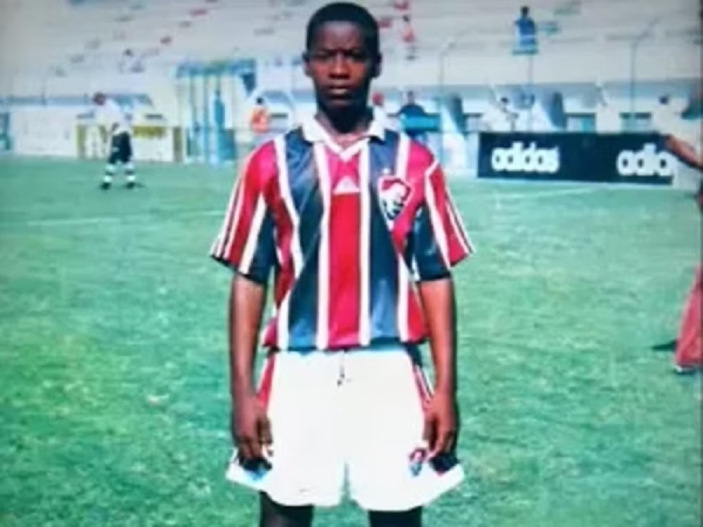 ex-jogador do Fluminense Ulisses em foto antiga, sério no campo, em pé