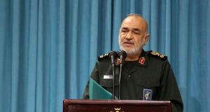 chefe da Guarda Revolucionária, Hossein Salami, falando em microfone, sério, sem olhar para a câmera