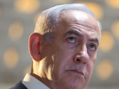 O primeiro-ministro de Israel, Benjamin Netanyahu, em close, sério, sem olhar para a câmera