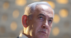 O primeiro-ministro de Israel, Benjamin Netanyahu, em close, sério, sem olhar para a câmera