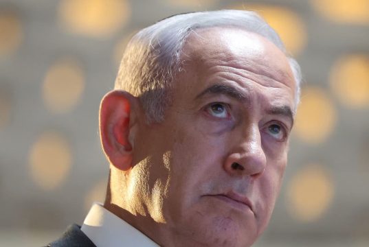 O primeiro-ministro de Israel, Benjamin Netanyahu, em close, sério, sem olhar para a câmera