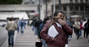 Homem agasalhado andando na rua