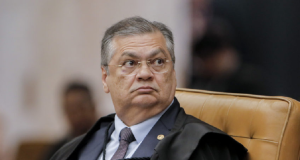 Flávio Dino (PSB-MA) olhando para o lado com expressão séria