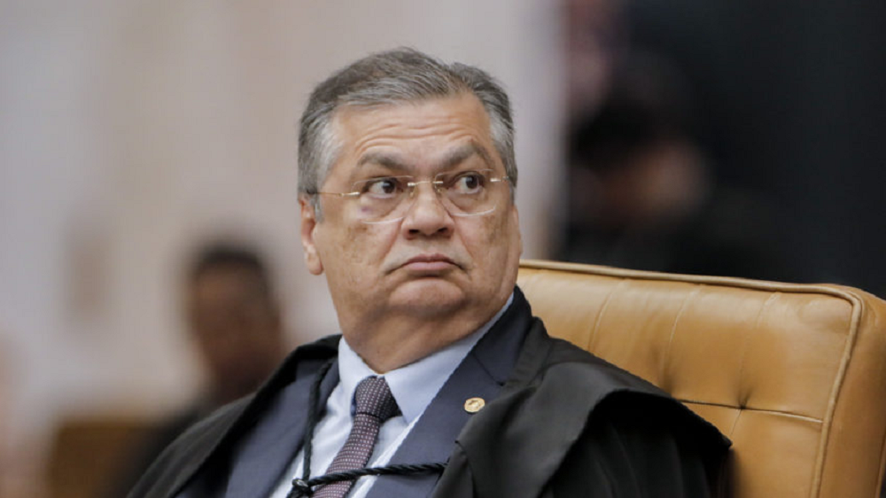 Flávio Dino (PSB-MA) olhando para o lado com expressão séria