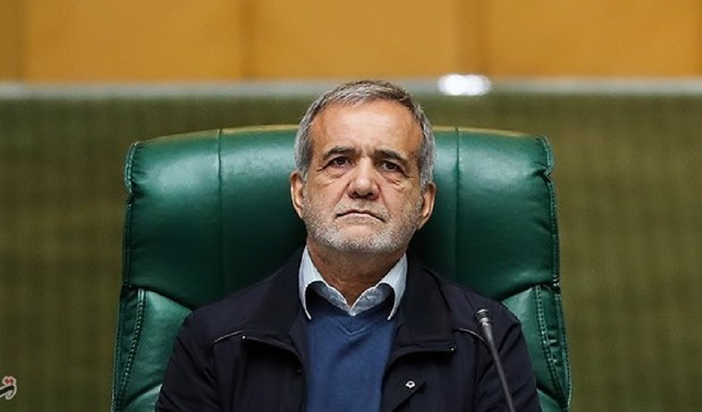 presidente Masoud Pezeshkian sentado, olhando para frente, sério
