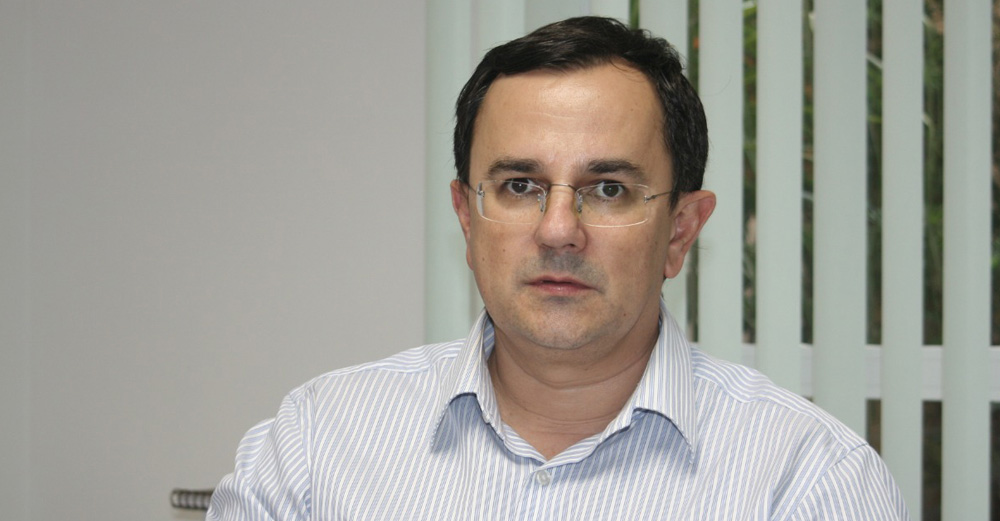 prefeito de Santa Rosa (RS), Anderson Mantei (PP), sério, de camisa social clara
