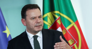 primeiro-ministro Luís Montenegro falando e gesticulando, sério, sem olhar para a câmera