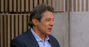 O ministro da Fazenda, Fernando Haddad, de perfil, falando