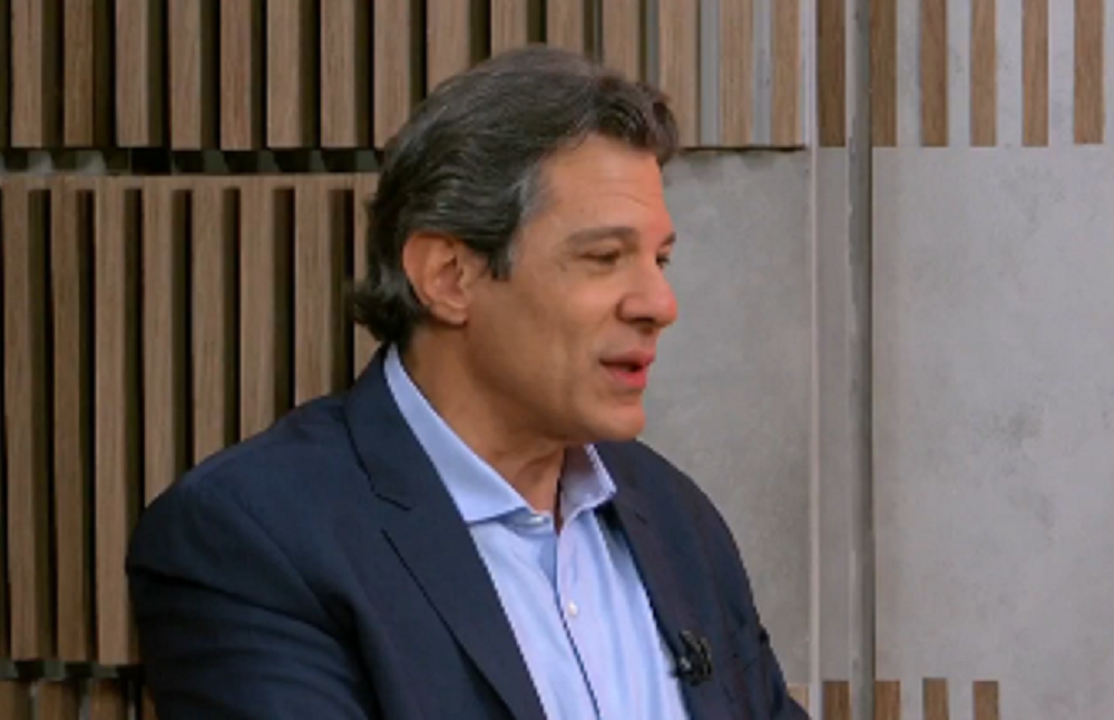 O ministro da Fazenda, Fernando Haddad, de perfil, falando
