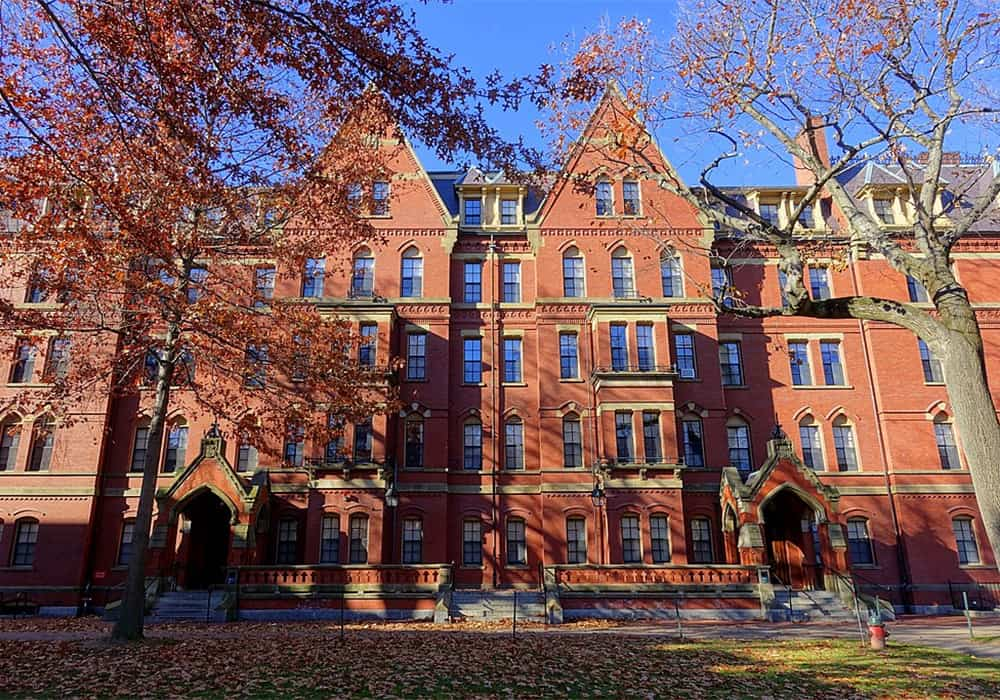 Harvard vista de fora em dia ensolarado