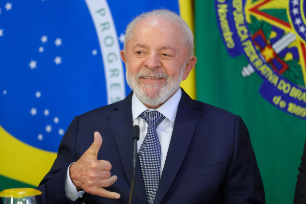 Efeito Lula: desemprego cai para 6,2% e contratação CLT bate recorde no Brasil