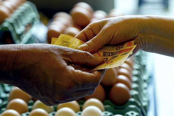 Alimentos ficam mais baratos e fazem inflação recuar a 0,26% em junho