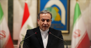 O ministro das Relações Exteriores do Irã, Seyed Abbas Araghchi, falando em microfone e olhando pra frente
