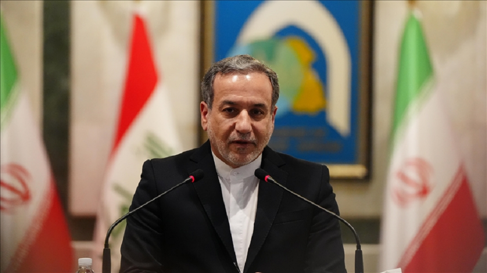 O ministro das Relações Exteriores do Irã, Seyed Abbas Araghchi, falando em microfone e olhando pra frente