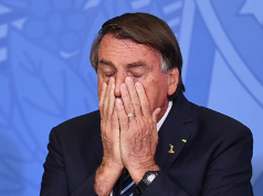 ex-presidente Jair Bolsonaro (PL) com a mão no rosto e expressão triste