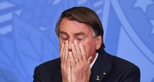 ex-presidente Jair Bolsonaro (PL) com a mão no rosto e expressão triste