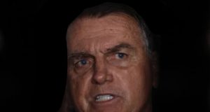 Jair Bolsonaro em close, falando, sem olhar para a câmera
