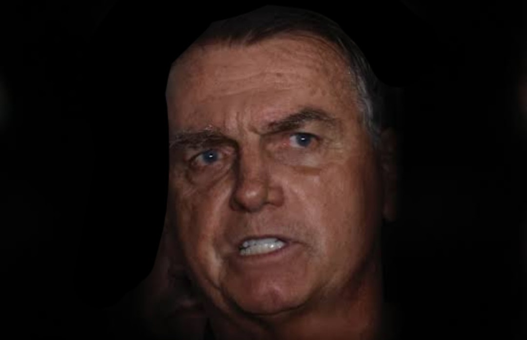 Jair Bolsonaro em close, falando, sem olhar para a câmera