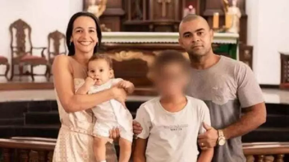 Família posando para foto em igreja