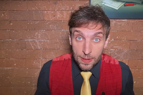 Léo Lins não é humorista, é a própria piada (de mau gosto). Por Nathalí