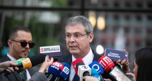O líder do PT na Câmara, deputado Lindbergh Farias (RJ), sério, falando em microfones