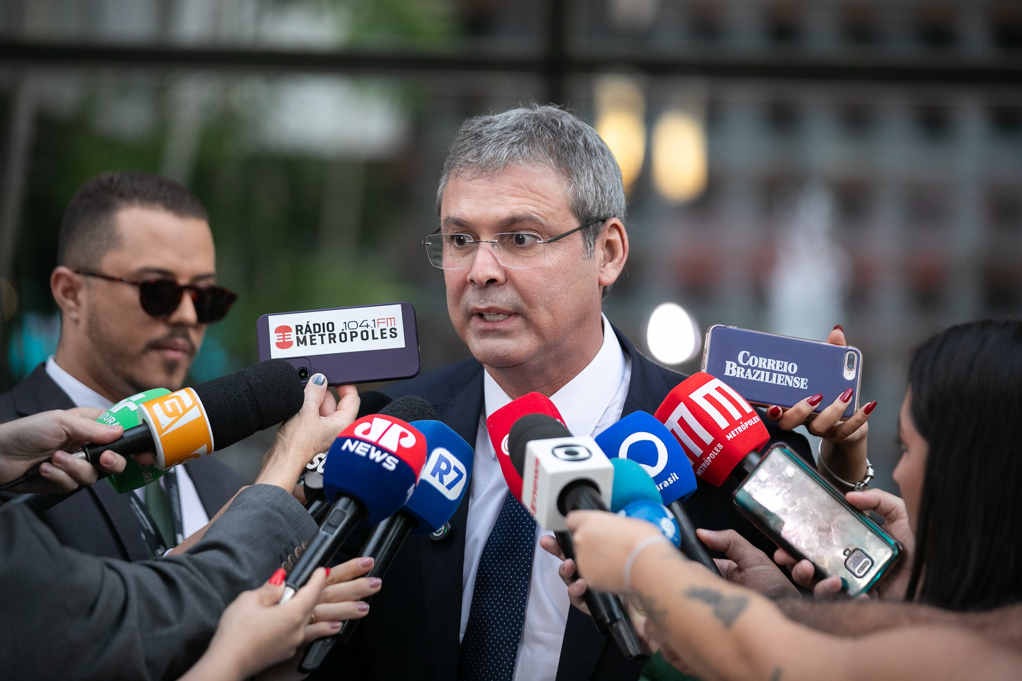 O líder do PT na Câmara, deputado Lindbergh Farias (RJ), sério, falando em microfones