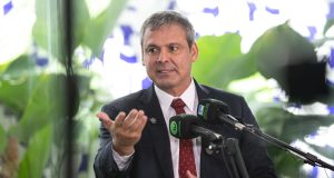 O líder do PT na Câmara dos Deputados, Lindbergh Farias, sério, falando em microfones e gesticulando, sem olhar para a câmera