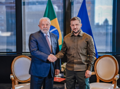 O presidente Lula e o presidente da Ucrânia, Volodymyr Zelensky, em aperto de mãos, posando para foto em pé
