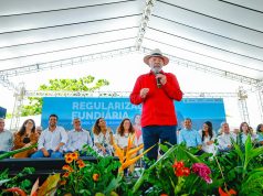 O presidente Luiz Inácio Lula da Silva (PT) de roupa vermelha e chapéu, falando em microfone