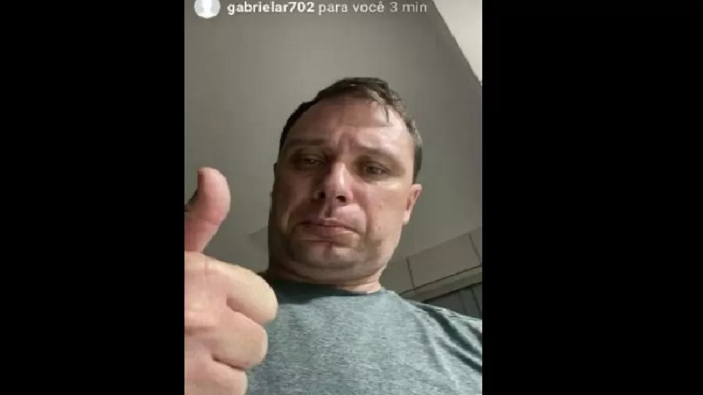 Mauro Cid no meio de montagem fazendo sinal de joia para a câmera