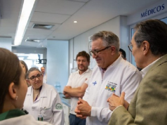O ministro da Saúde, Alexandre Padilha, conversando
