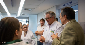 O ministro da Saúde, Alexandre Padilha, conversando
