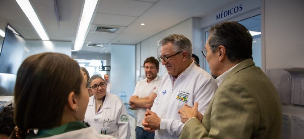 O ministro da Saúde, Alexandre Padilha, conversando