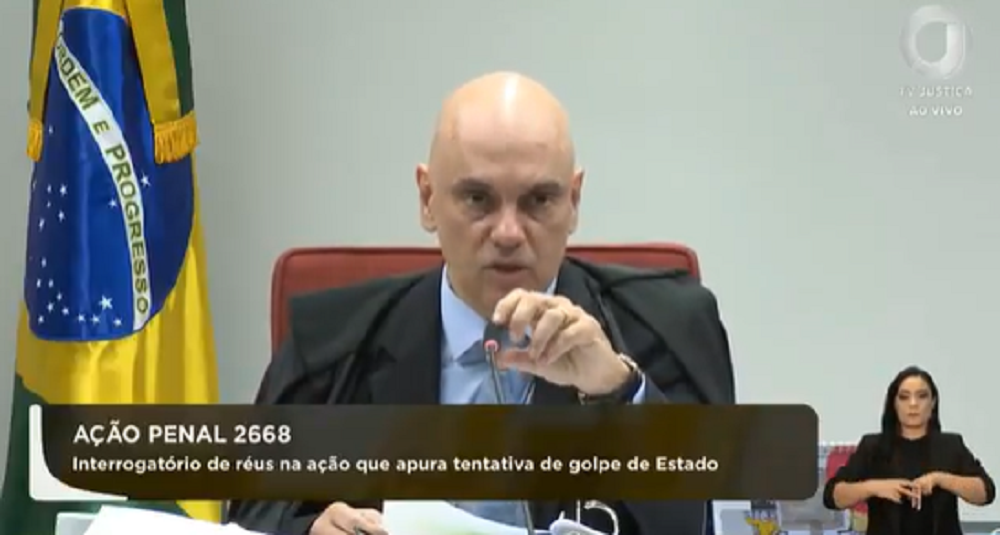 ministro Alexandre de Moraes, do STF (Supremo Tribunal Federal), falando em microfone, sério