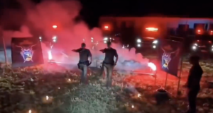 Policiais de São José do Rio Preto em frente a uma cruz em chamas e fazendo gestos semelhantes aos de grupos nazistas