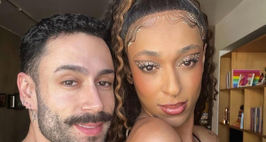 O maquiador Ronaldo Hass e a deputada Erika Hilton posando para foto lado a lado, sérios