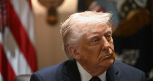 O presidente dos Estados Unidos, Donald Trump, olhando para o lado com expressão de chateação