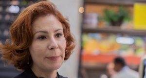 deputada Carla Zambelli (PL-SP) no canto esquerdo de foto, séria, sem olhar para a câmera, em close