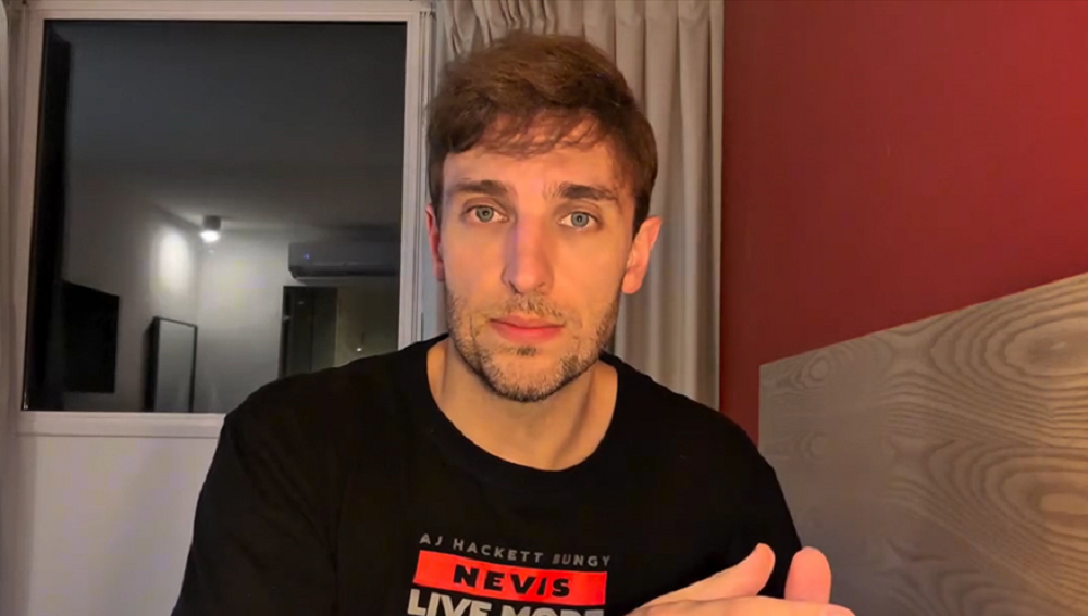 Léo Lins de camiseta preta, olhando sério para a câmera