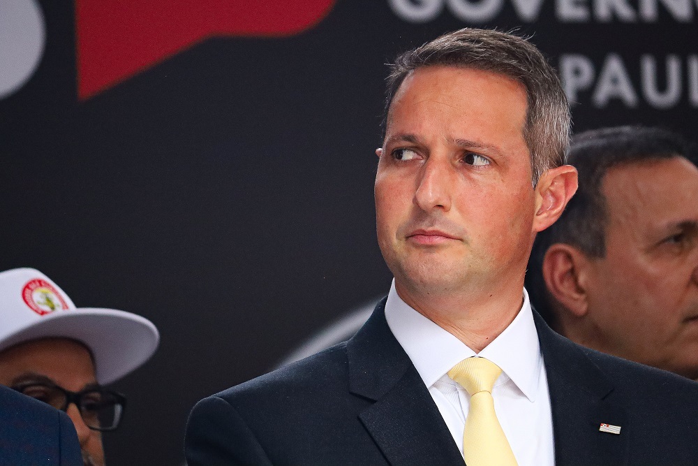 secretário da Segurança Pública, Guilherme Derrite, sério, olhando para o lado esquerdo
