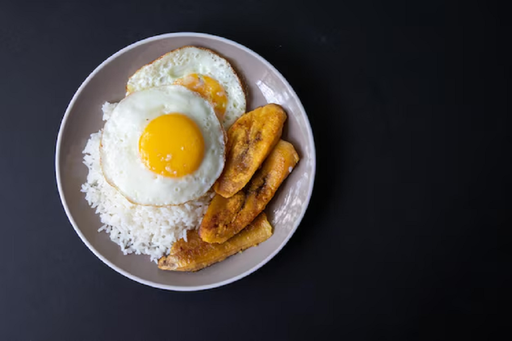 prato de arroz com ovo e banana frita