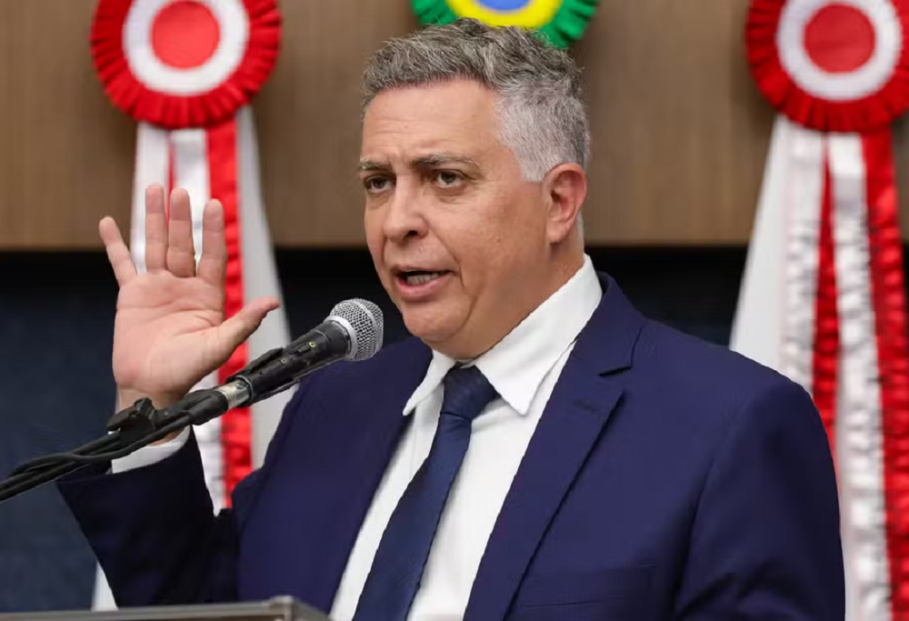 O prefeito de Belo Horizonte, Álvaro Damião (União), falando em microfone, com braço direito levantado, sério, de perfil