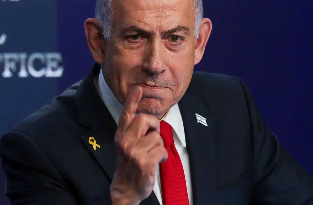 Benjamin Netanyahu, primeiro-ministro de Israel, com a mão no queixo