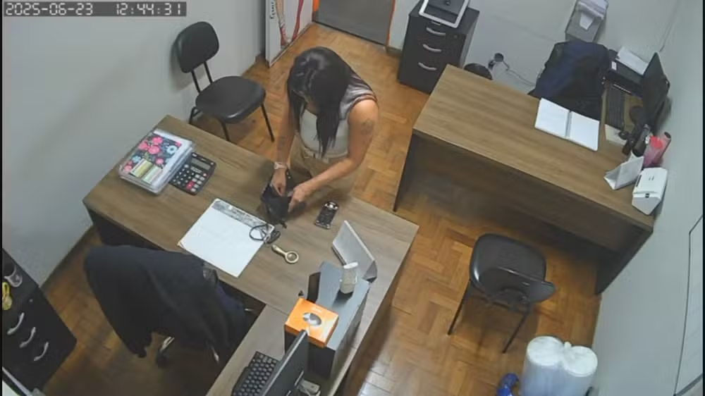 Professora furtando dados de cartões de vice-diretora de escola