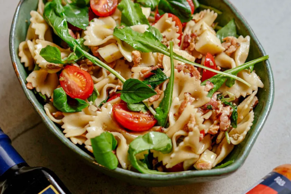 A salada de massa com rúcula e muçarela que virou queridinha dos fins de semana