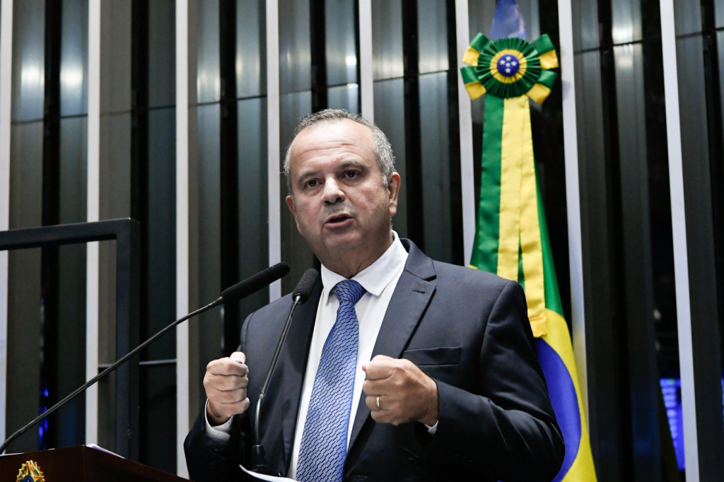 senador Rogério Marinho (PL-RN) falando em microfone e gesticulando, sério, sem olhar para a câmera